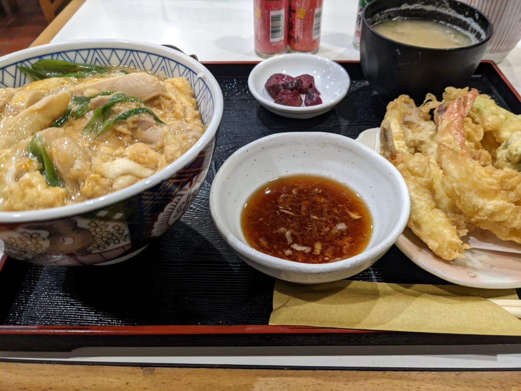 深草、大鶴さんの親子丼の天ぷら盛り合わせ