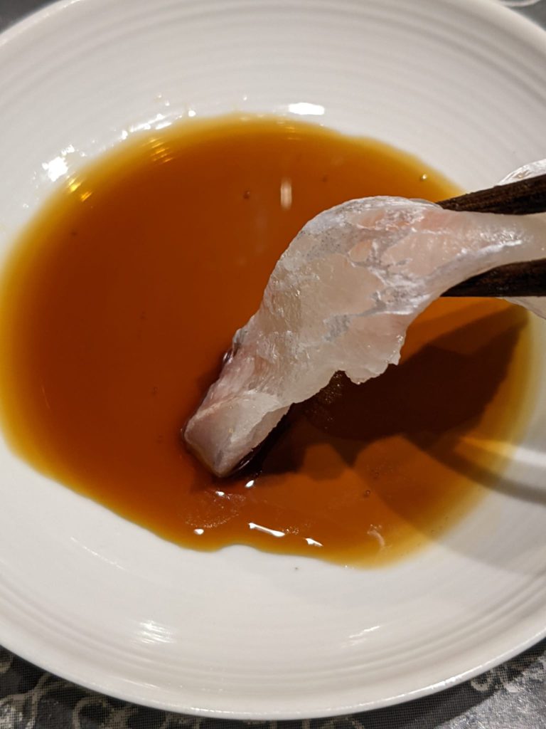 輪島カネヨ醤油で鯛の刺身を頂く