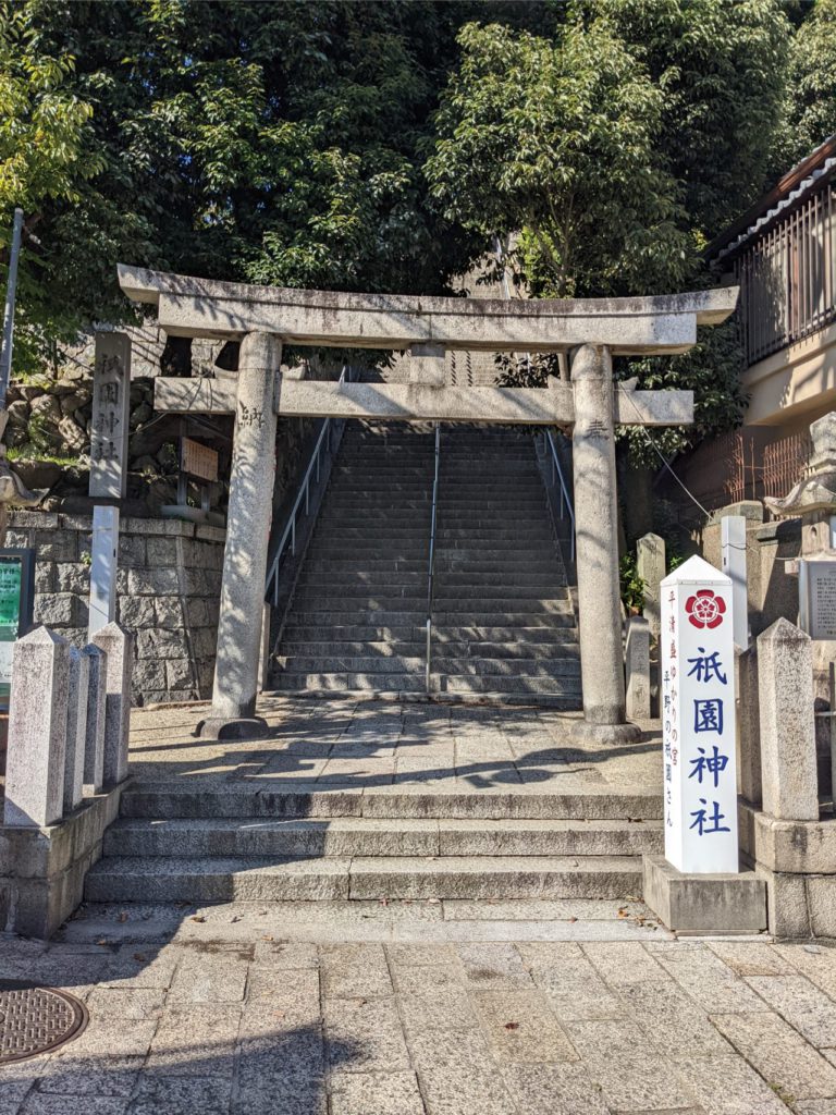 平野の祇園神社の石鳥居