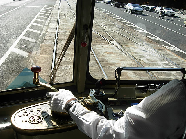 広島を走る元教徒市電の運転席