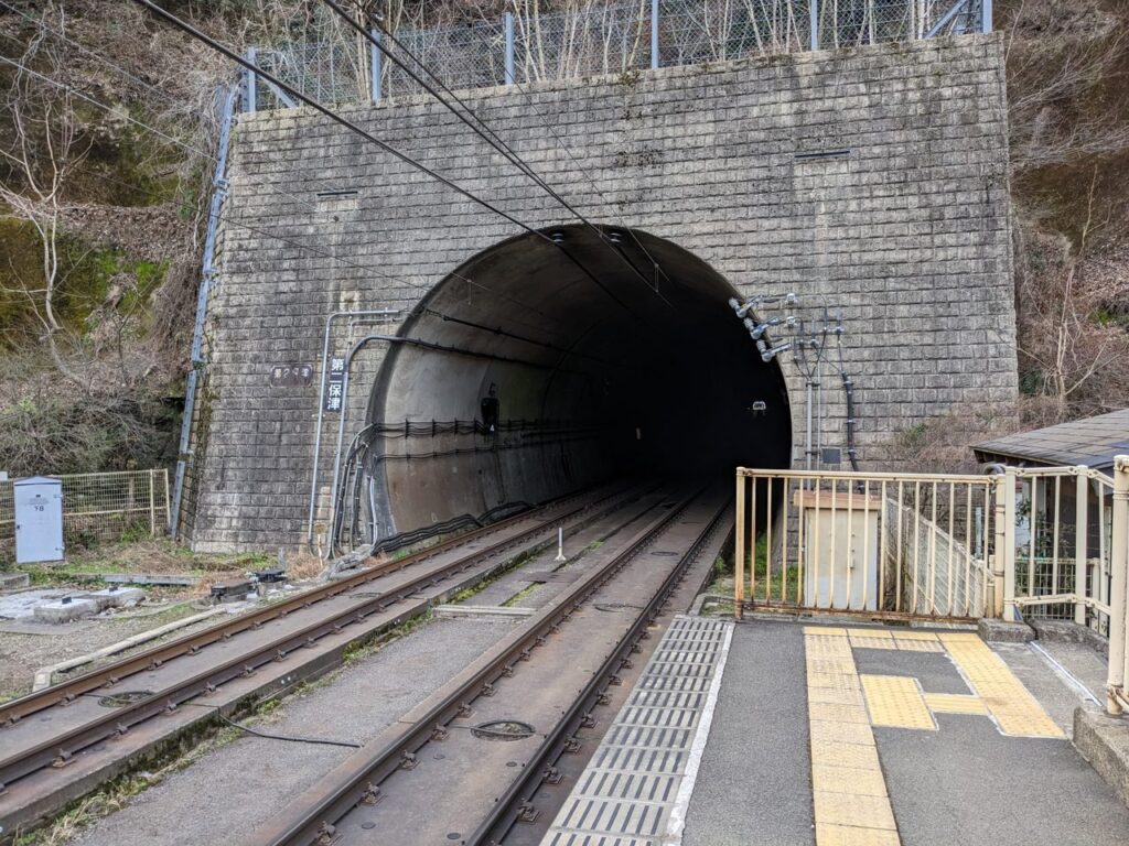 保津峡駅のトンネル