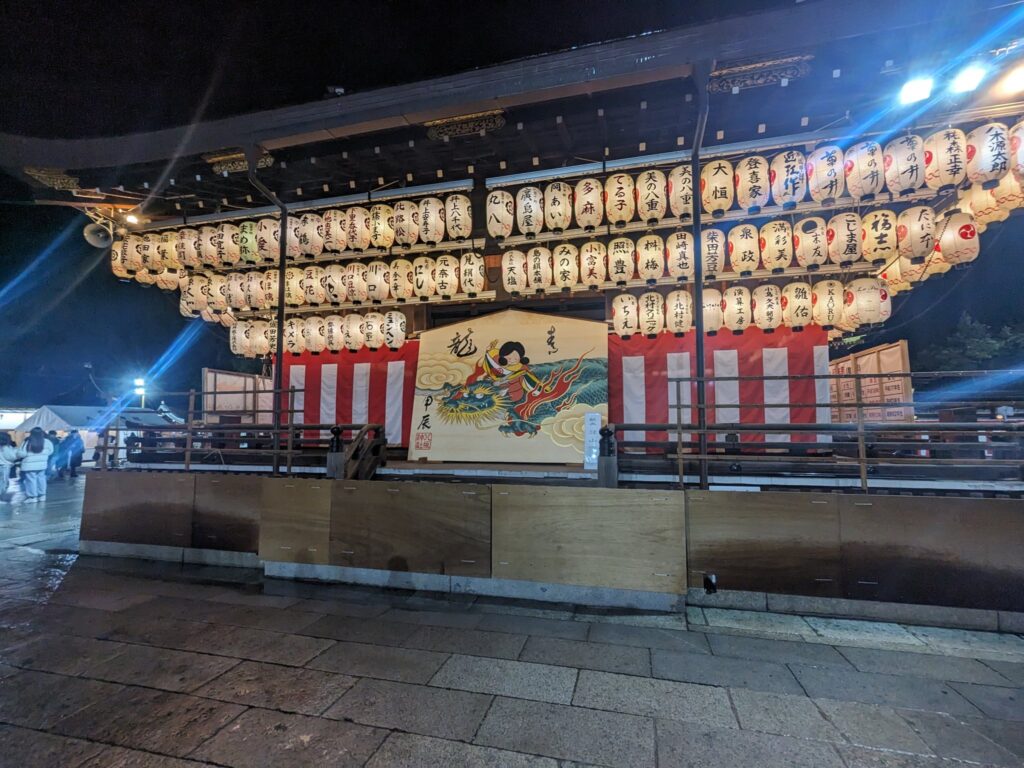 八坂神社舞殿に飾られた諫山宝樹さんの奉納絵馬