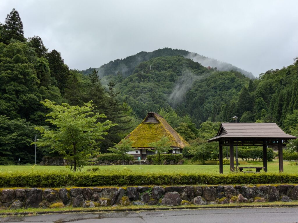 暦会館の向かいの風景