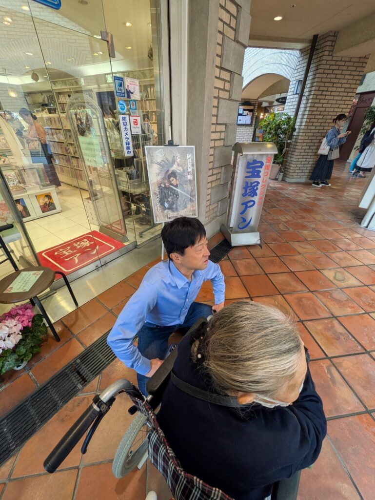 宝塚アン前でお母んと