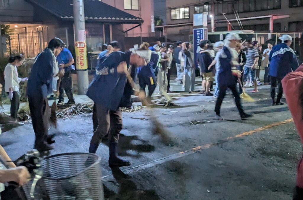 三栖神社 炬火祭のお掃除部隊