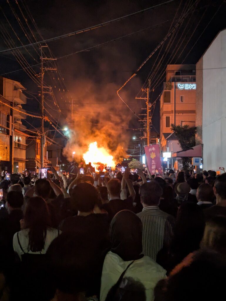 三栖神社 炬火祭の松明が遠くの方で燃えてる