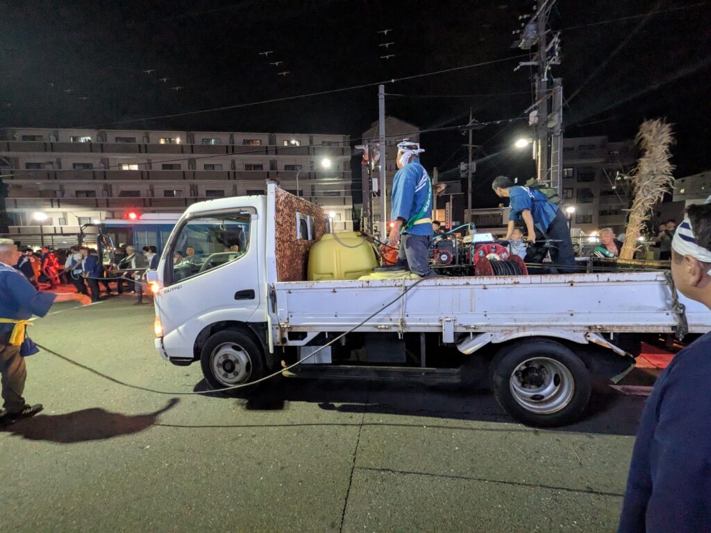 三栖神社 炬火祭の消化用の水を積んだトラック
