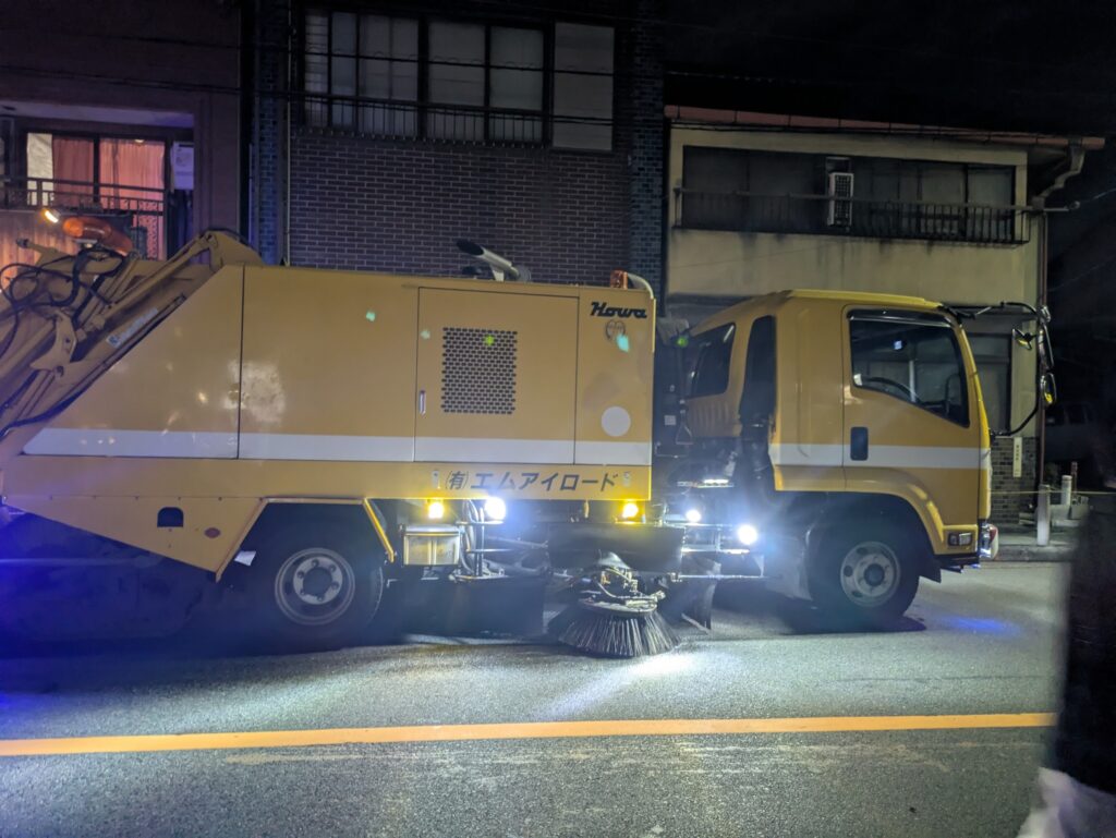 三栖神社 炬火祭の道路清掃車